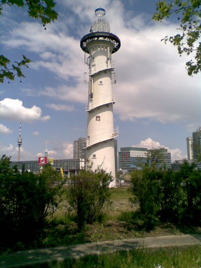 Donaupark  (Mai,2008)  "falscher Leuchtturm",war nie aktiv 